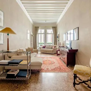 https://venezia-san-samuele.hotelinveneto.com